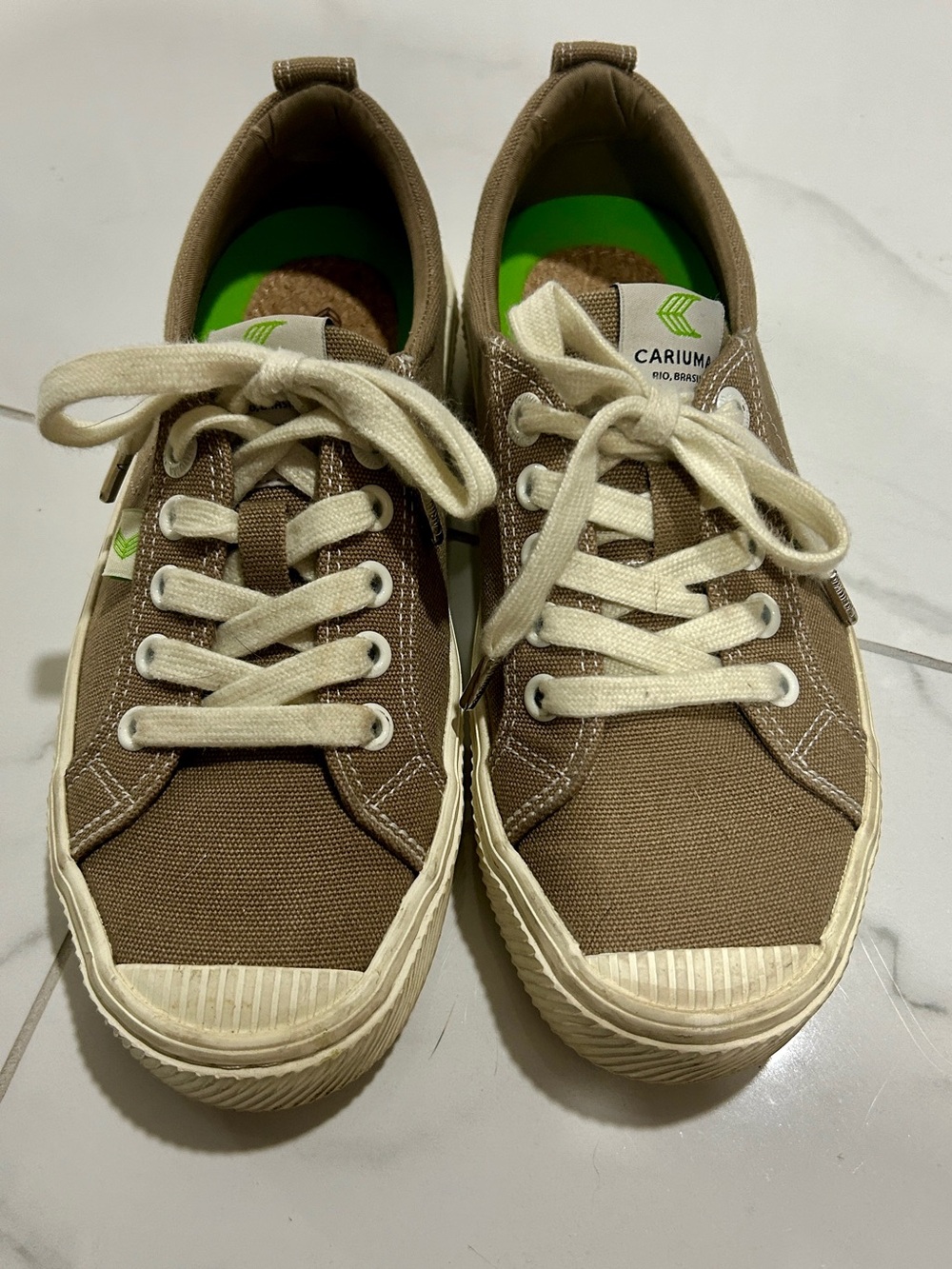 Cariuma Brown Canvas Low-Top Sneakers with Cream Accents